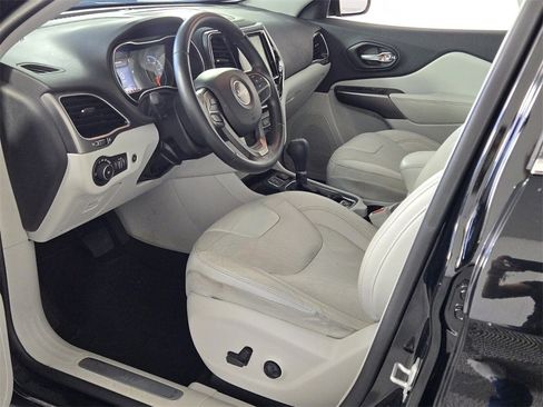 Used 2019 Jeep Cherokee Limited image 7