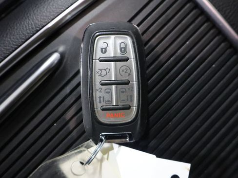 Used 2024 Chrysler Pacifica Limited FWD image 28