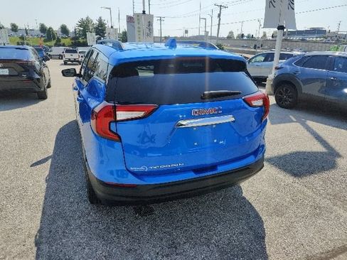 Used 2024 GMC Terrain SLE w/ Driver Convenience Package FWD image 4