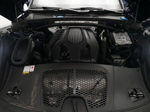 Certified 2024 Porsche Macan AWD/4WD image 2