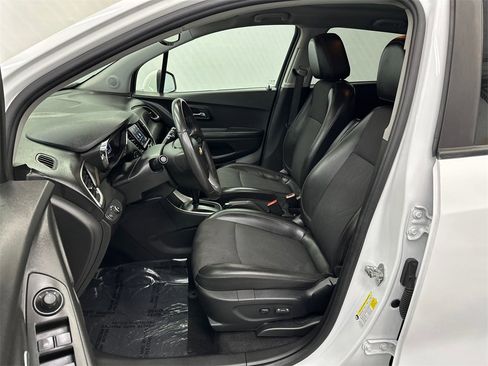 Used 2022 Chevrolet Trax LT w/ LT Convenience Package image 9