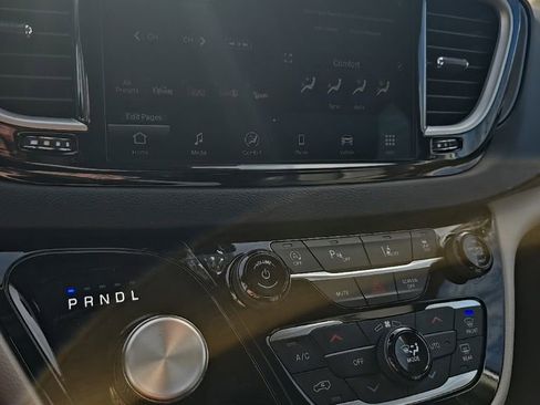 Used 2024 Chrysler Pacifica Touring-L FWD image 21