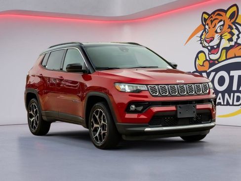 Used 2025 Jeep Compass Limited AWD/4WD image 3