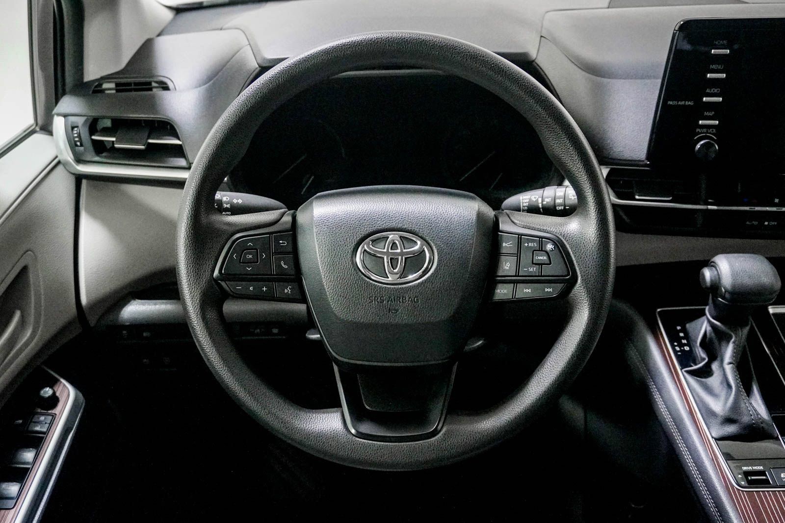 Used 2024 Toyota Sienna LE FWD image 22