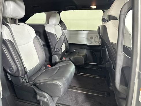 Used 2025 Toyota Sienna XSE w/ XSE Plus Package image 27