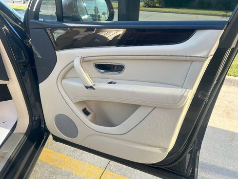 Used 2019 Bentley Bentayga image 47