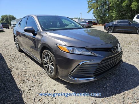 Used 2022 Toyota Camry XLE w/ Navigation Package FWD image 5
