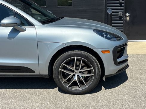 Certified 2025 Porsche Macan AWD/4WD image 10