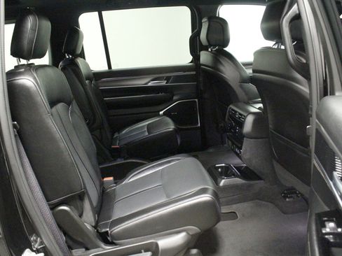 Used 2024 Jeep Wagoneer Series II RWD image 18