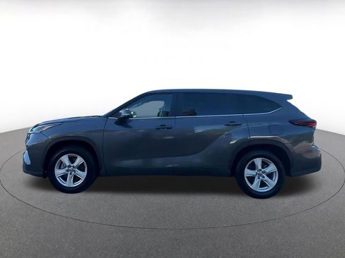 Used 2025 Toyota Highlander LE FWD image 9