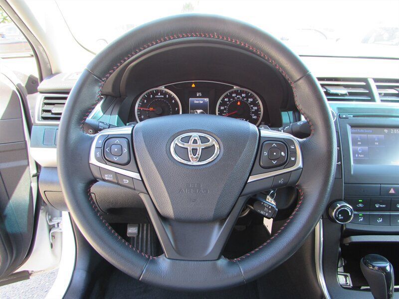 Used 2015 Toyota Camry SE w/ Moonroof Package FWD image 11