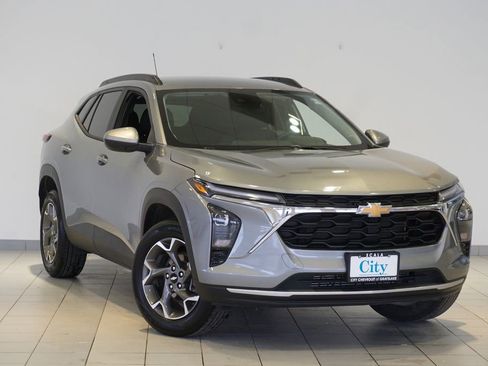 Certified 2025 Chevrolet Trax LT image 2