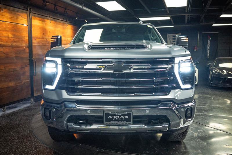 Used 2025 Chevrolet Silverado 2500 LTZ w/ LTZ Convenience Package AWD/4WD image 4