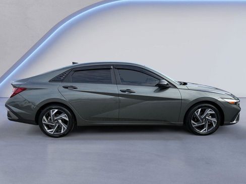 Used 2025 Hyundai Elantra Sport image 2