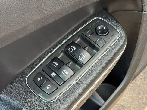 Used 2019 Chrysler 300 Limited AWD/4WD image 20