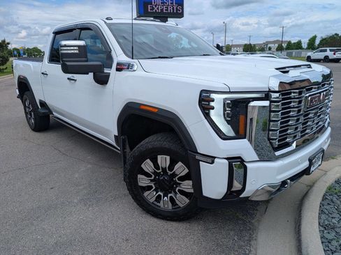 Used 2024 GMC Sierra 2500 Denali w/ Denali Reserve Package AWD/4WD image 3