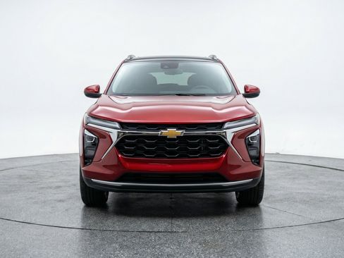 Used 2025 Chevrolet Trax LT FWD image 2
