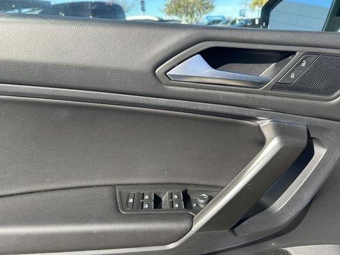 Used 2021 Volkswagen Tiguan SE w/ Panoramic Sunroof Package image 18