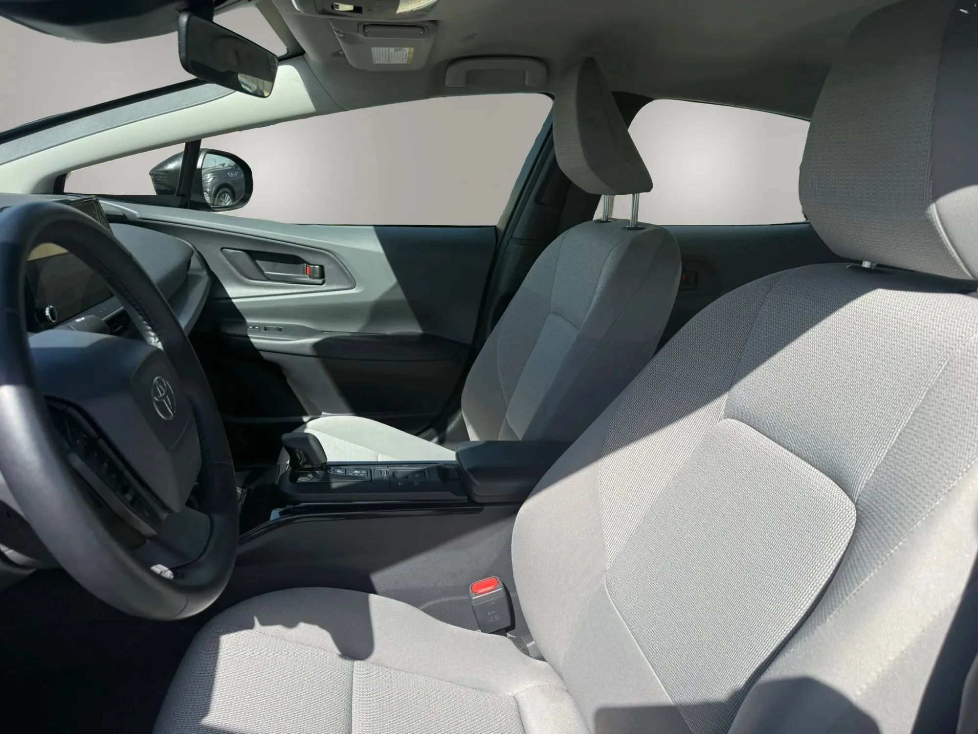 Used 2025 Toyota Prius LE FWD image 17