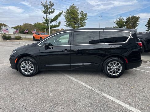 New 2026 Chrysler Pacifica Select image 18