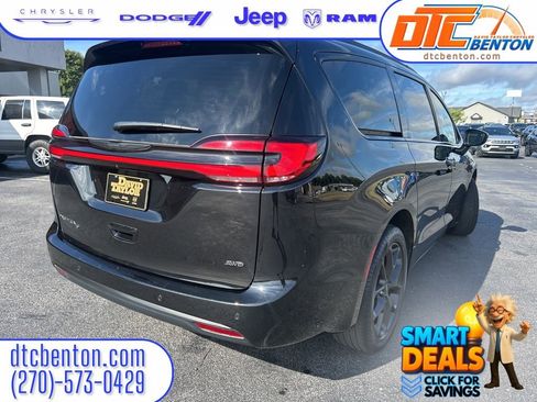 Used 2024 Chrysler Pacifica Touring-L w/ Uconnect Theater Family Group image 3