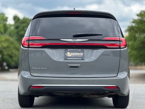 Used 2023 Chrysler Pacifica Touring-L FWD image 6