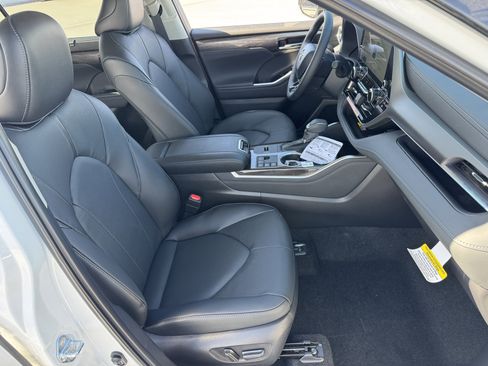 New 2026 Toyota Highlander Limited AWD/4WD image 9