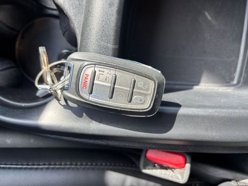 Used 2025 Chrysler Pacifica Select image 21