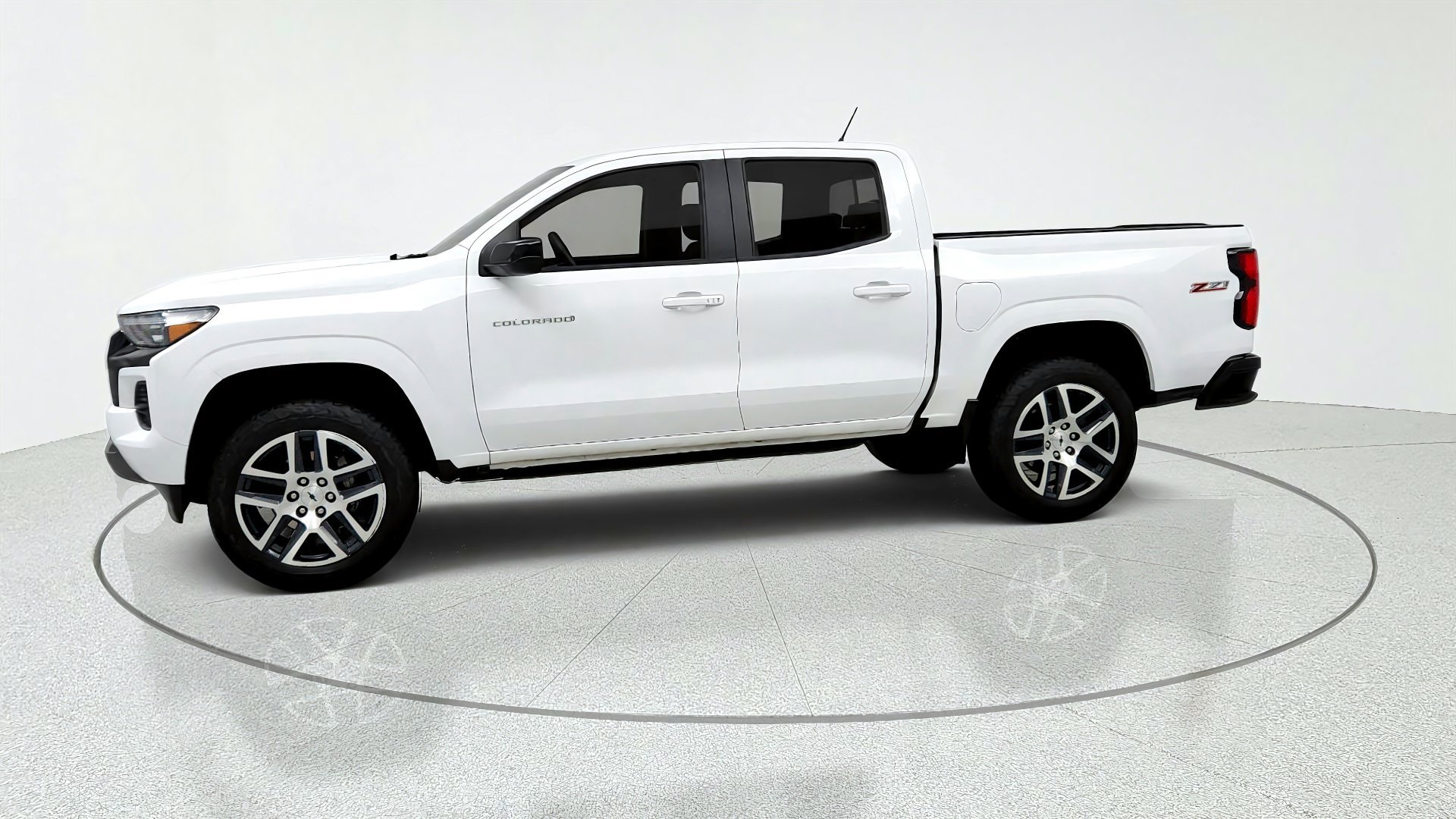 Used 2024 Chevrolet Colorado Z71 AWD/4WD image 2