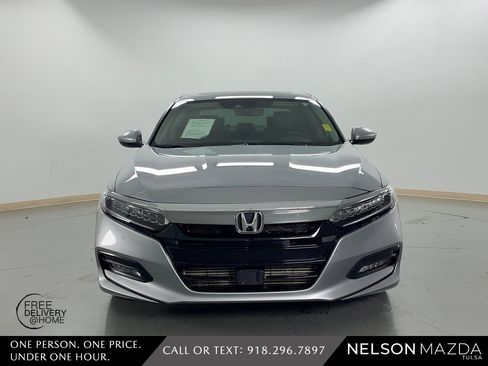 Used 2019 Honda Accord Touring image 2