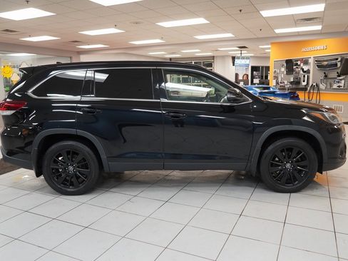 Used 2019 Toyota Highlander SE image 2