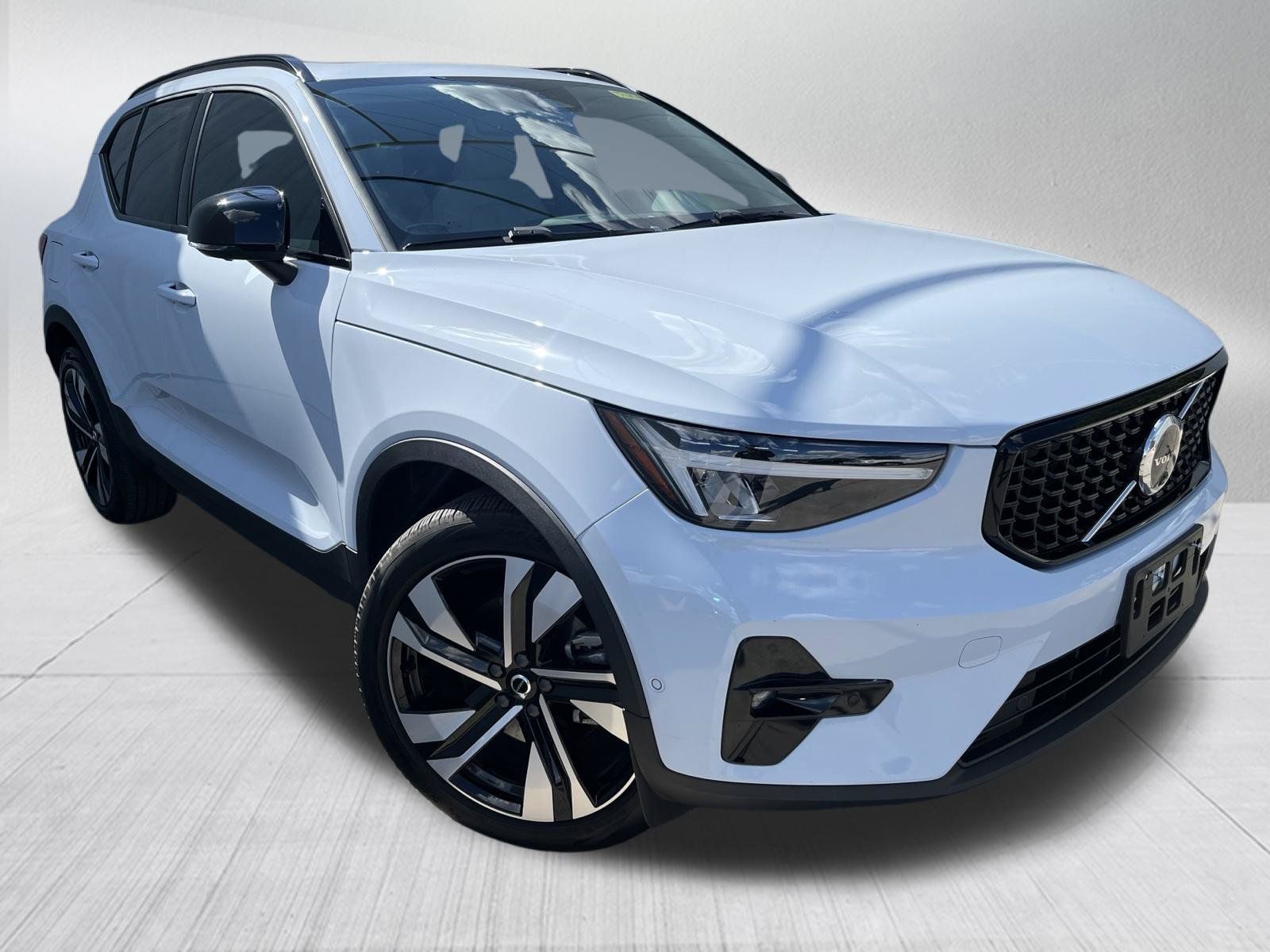 Used 2024 Volvo XC40 B5 Plus w/ Protection Package Premier AWD/4WD image 3