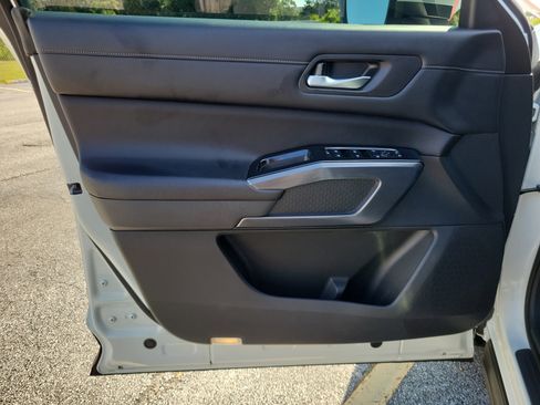 Used 2022 Nissan Pathfinder SL FWD image 18