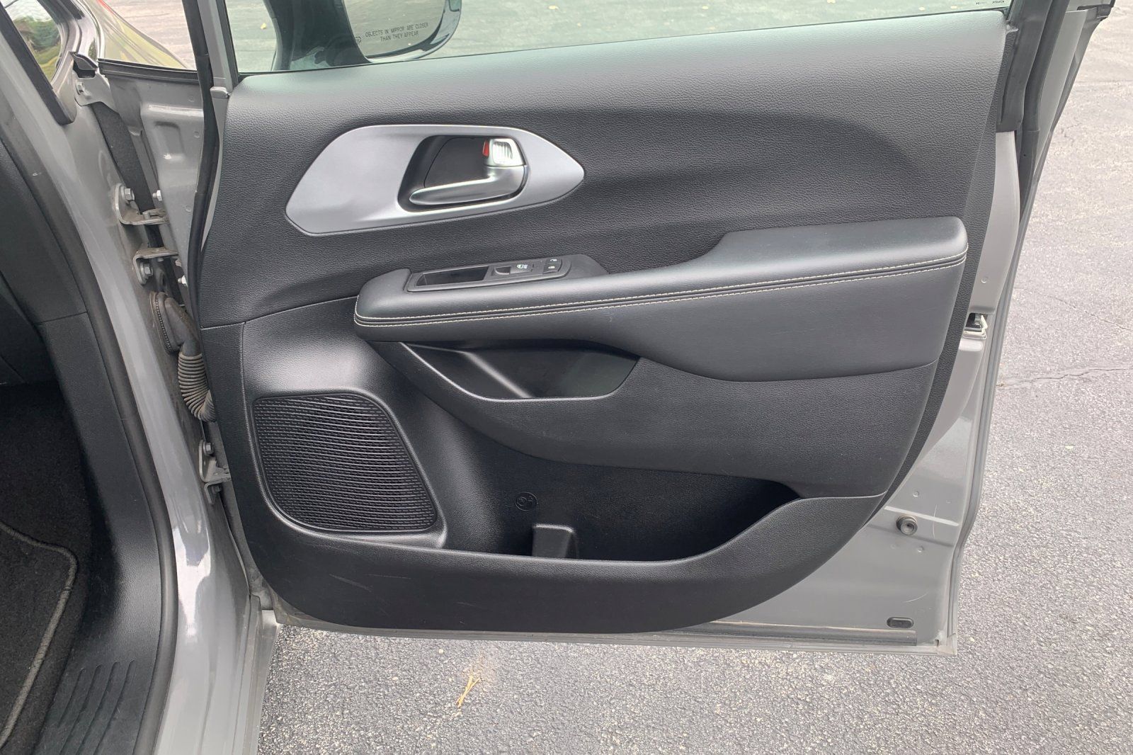 Used 2025 Chrysler Pacifica Limited FWD image 23