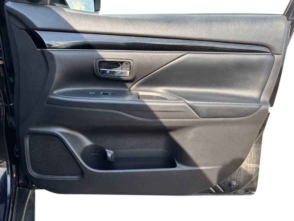 Used 2019 Mitsubishi Outlander FWD image 26