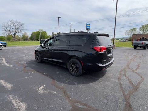 Used 2020 Chrysler Pacifica Touring-L image 6