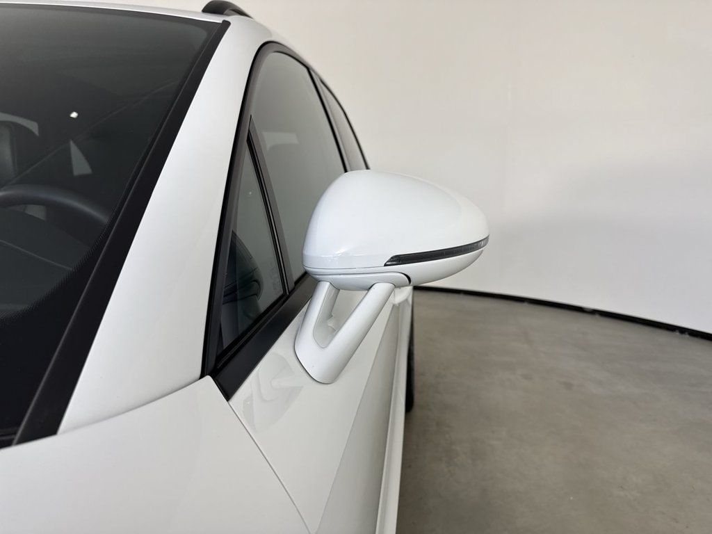 Certified 2025 Porsche Macan AWD/4WD image 12