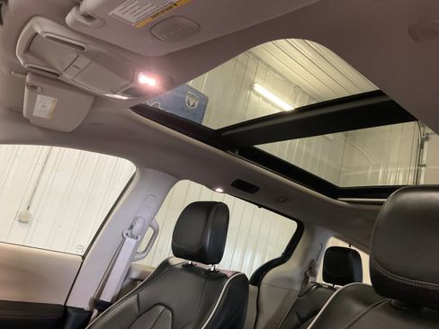Used 2022 Chrysler Pacifica Limited AWD/4WD image 18