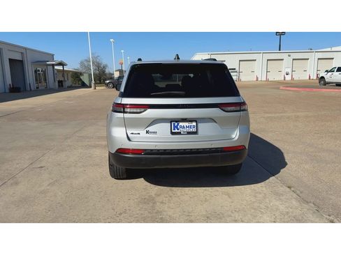 Used 2024 Jeep Grand Cherokee Altitude image 7