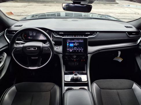 Used 2025 Jeep Grand Cherokee Altitude image 3