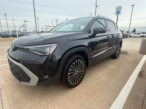 Used 2025 Volkswagen Taos SE FWD image 4