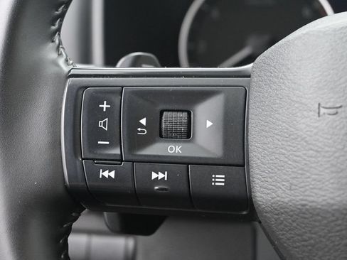 Used 2025 Nissan Rogue SV FWD image 18