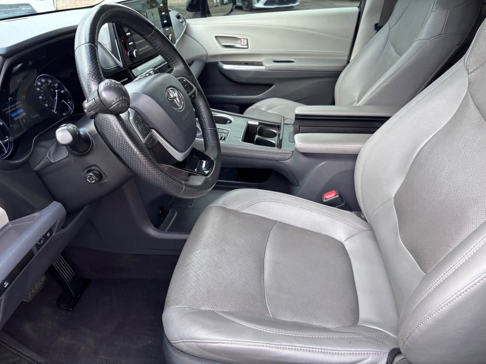 Used 2022 Toyota Sienna Limited FWD image 12