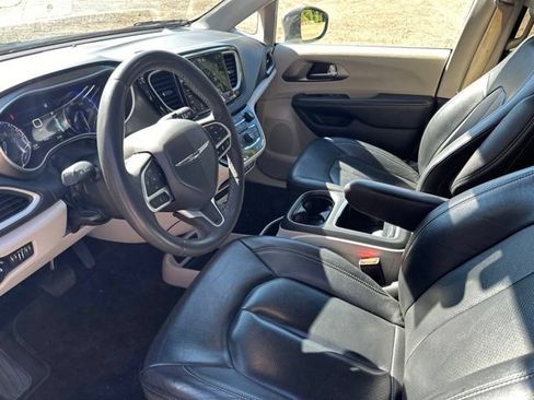 Used 2022 Chrysler Pacifica Touring-L FWD image 14