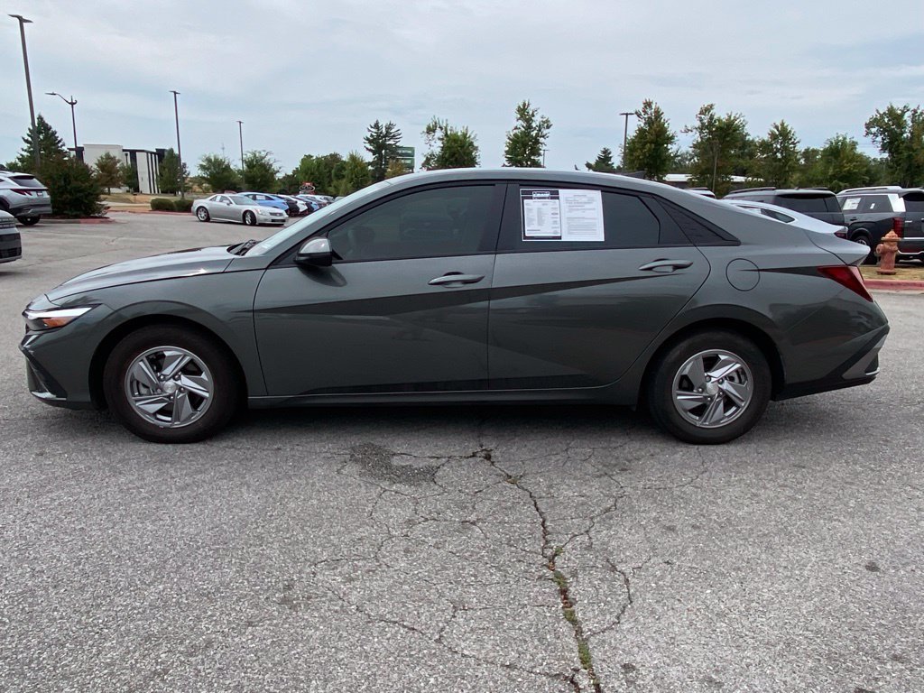 Certified 2025 Hyundai Elantra SE FWD image 4