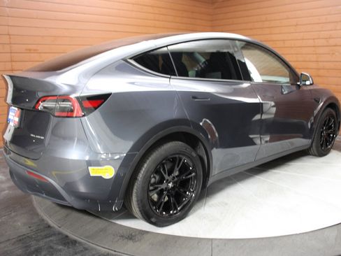 Used 2022 Tesla Model Y Long Range image 21