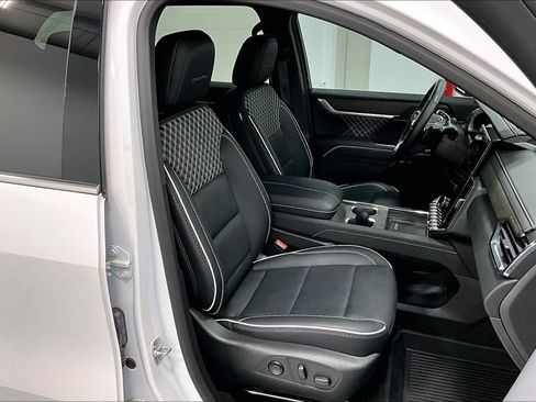 Used 2025 GMC Acadia Denali w/ Super Cruise Package FWD image 9
