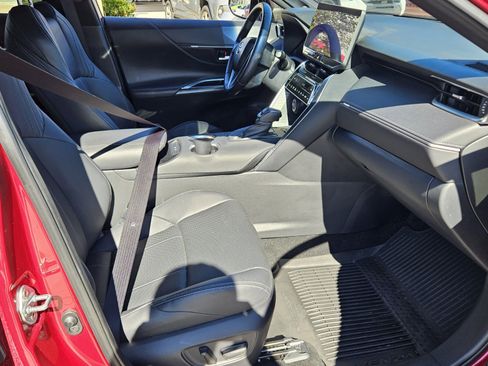 Used 2023 Toyota Venza Limited image 11