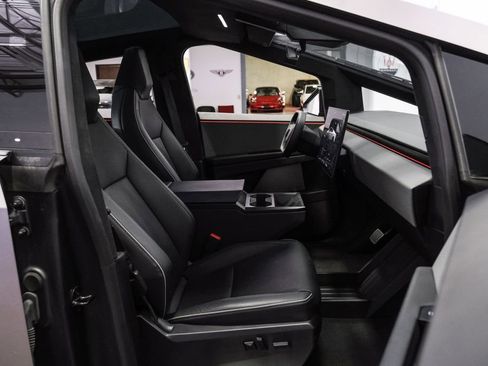 Used 2025 Tesla Cybertruck AWD Crew Cab image 38