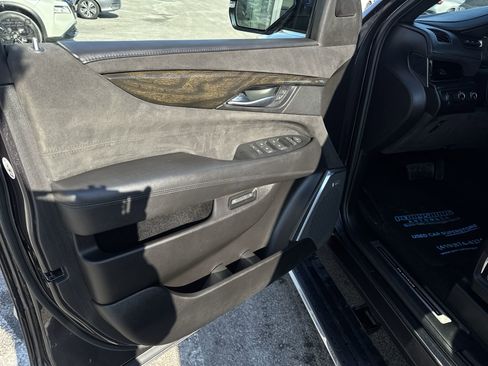 Used 2017 Cadillac Escalade Platinum image 23